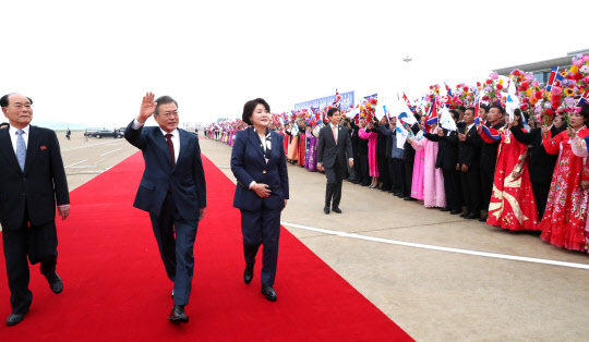 문재인 대통령과 김정숙여사가 20일 오전 백두산 방문을 위해 삼지연공항으로 향하는 전용기에 오르기에 앞서 평양순안공항에서 환송을 받고 있다.  연합뉴스
